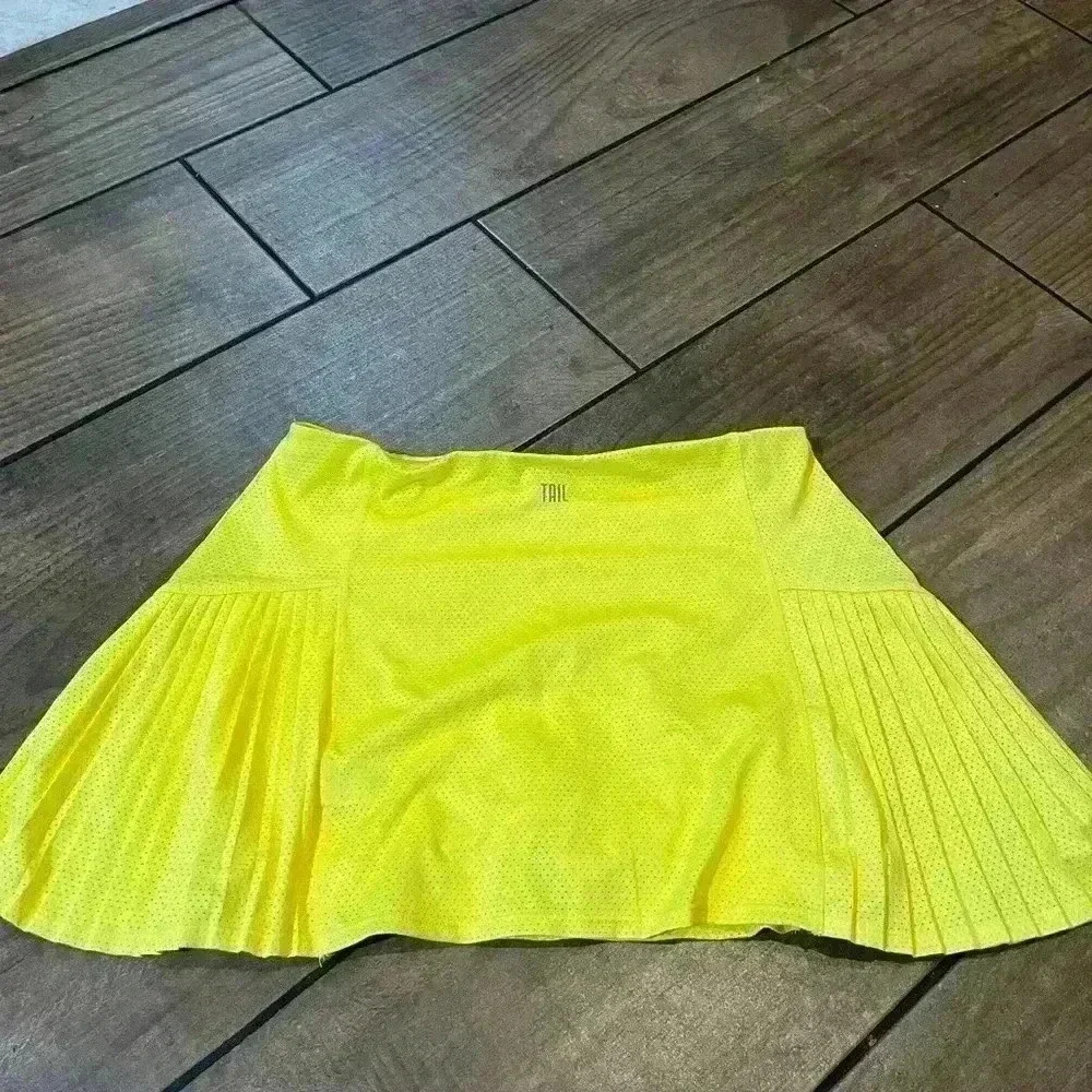 NWOT TAIL Mesh pleated yellow skort SMALL